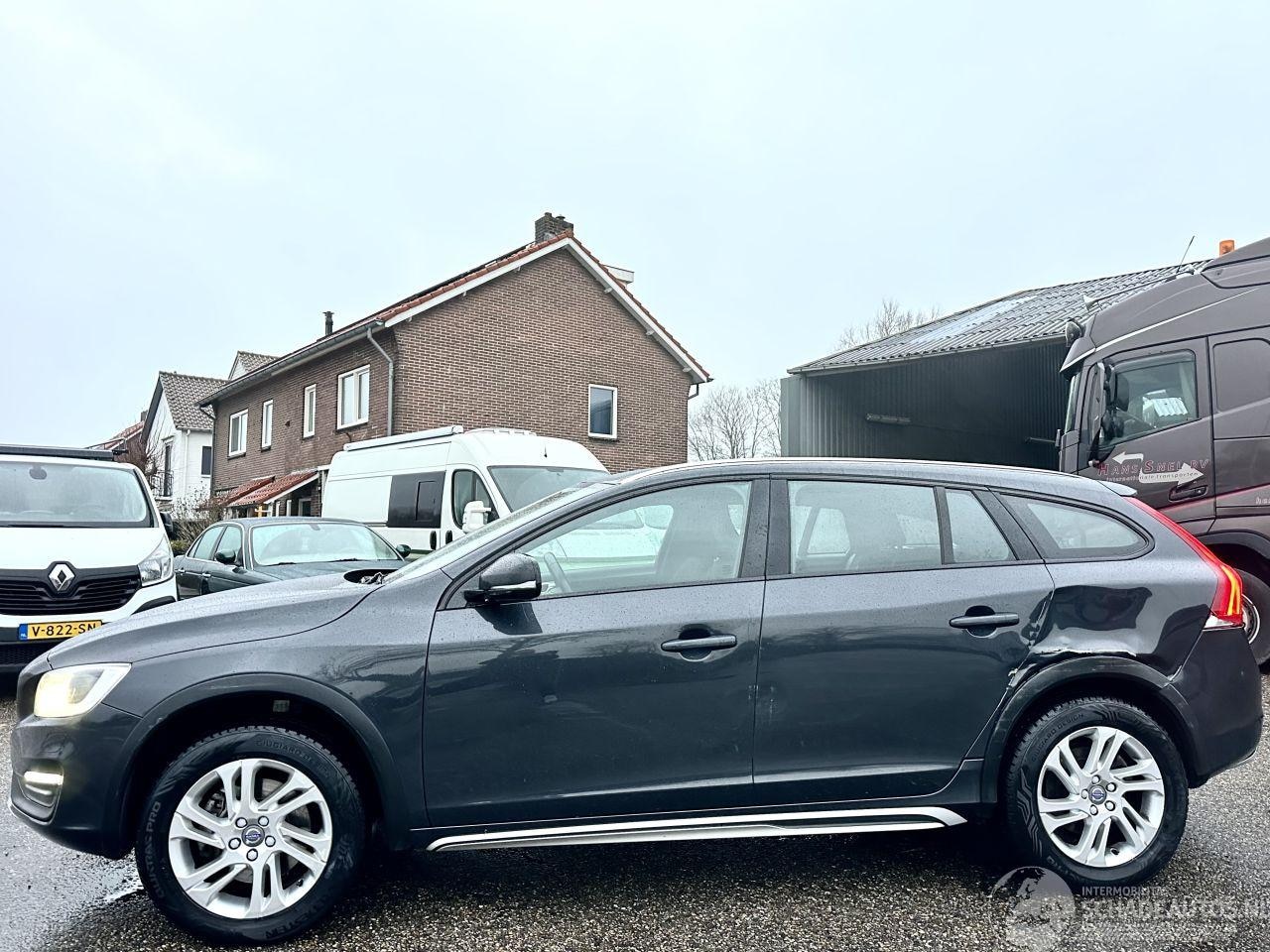 Volvo V60 Cross Country - V-60 2.0 D3 150pk 6-bak Polar Pl - nap - navi - xenon - half leer + stoelverw - pdc - trek - AutoWereld.nl