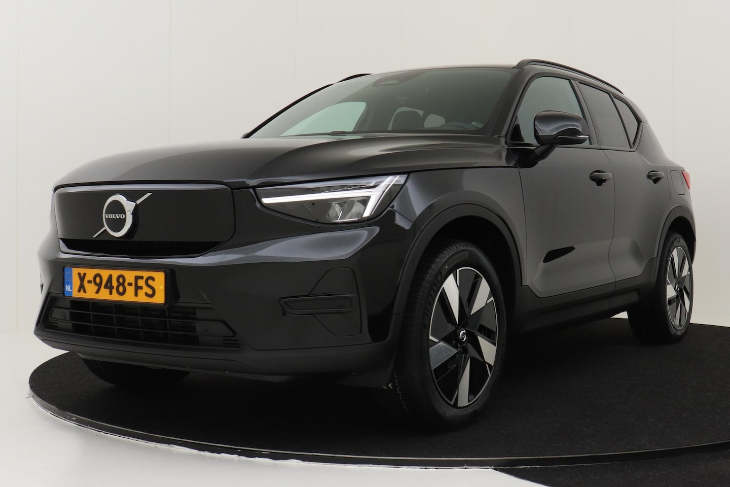 Volvo XC40 - Single Motor Extended Range Plus 82 kWh Climate Line, Extra getint glas & 19" 5-Spaaks Bla - AutoWereld.nl