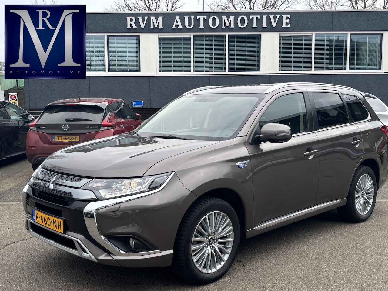 Mitsubishi Outlander - 2.4 PHEV Intense+ ELEK STOEL| AFN. TREKHAAK| CAMERA| RIJKLAAPRIJS INCL. 12 MAANDEN BOVAG G - AutoWereld.nl