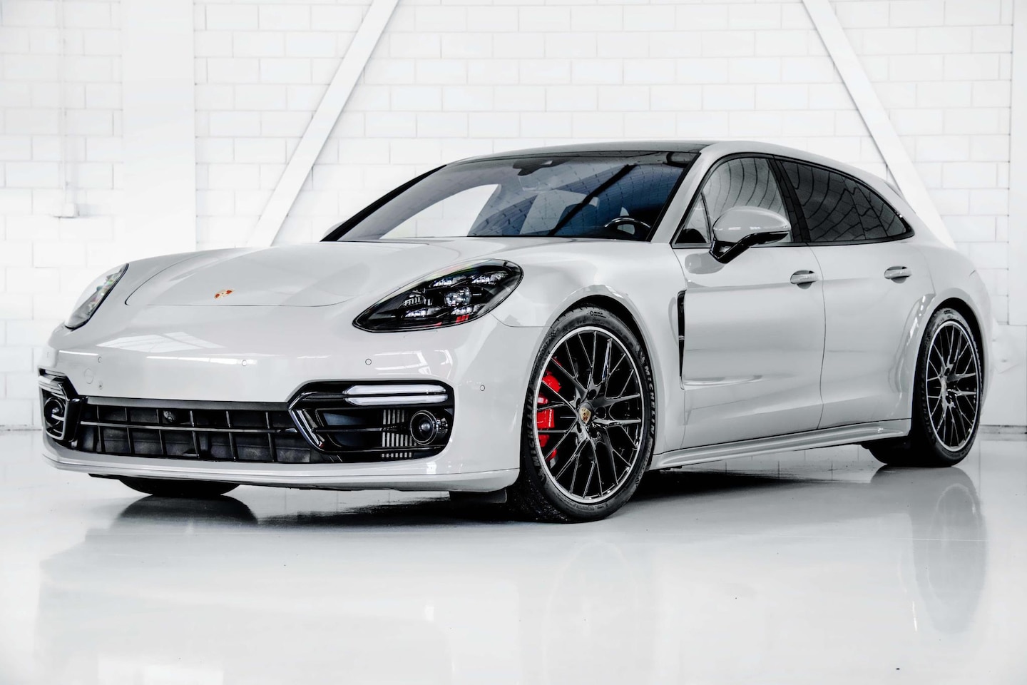 Porsche Panamera Sport Turismo - 4.0 GTS l Krijt l Bose l Sportuitlaat - AutoWereld.nl