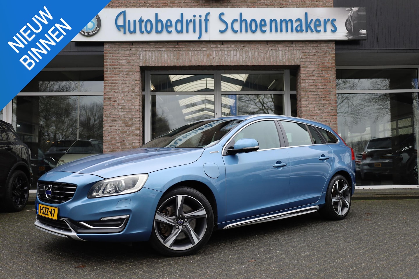 Volvo V60 - 2.4 D6 AWD Plug-In Hybrid Summum LEER+MEMORY TREKHAAK STOELVERWARMING ZWARTE-HEMEL 18"LMV - AutoWereld.nl