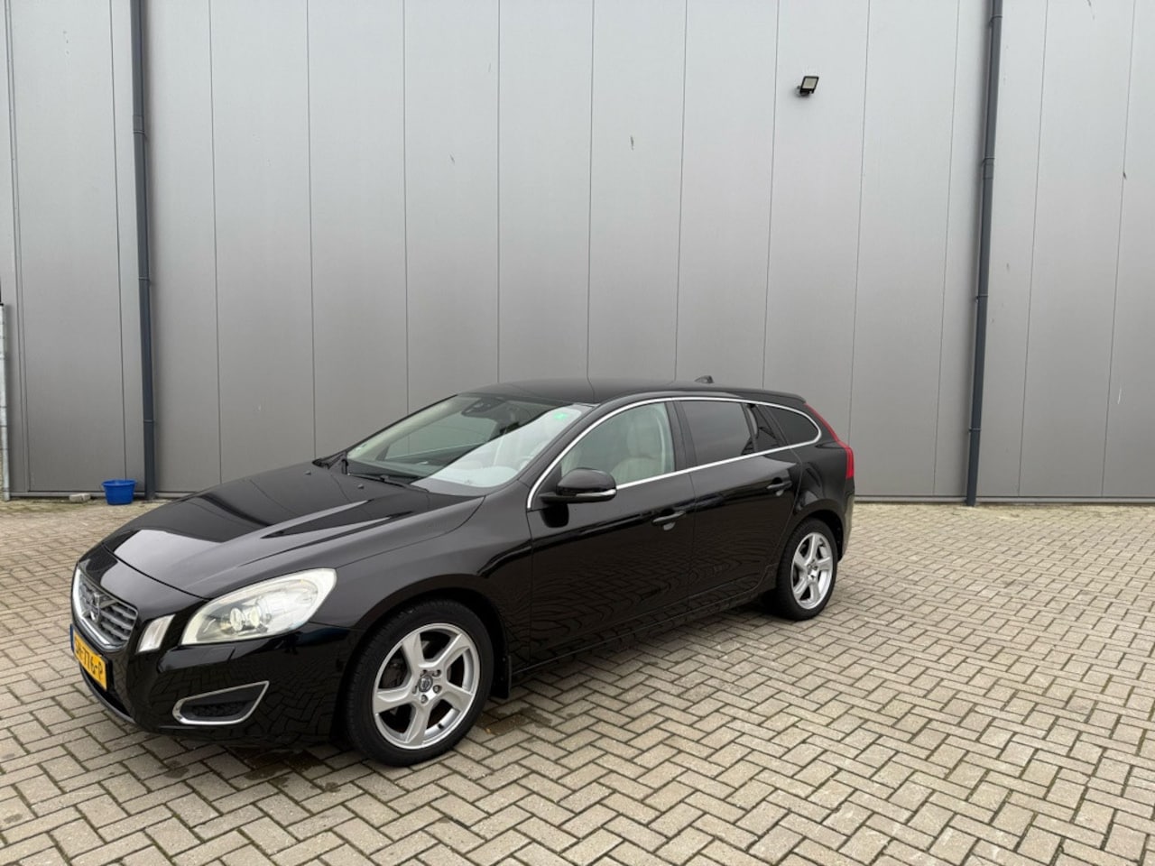 Volvo V60 - 1.6 DRIVe R-Design 1.6 DRIVe R-Design - AutoWereld.nl