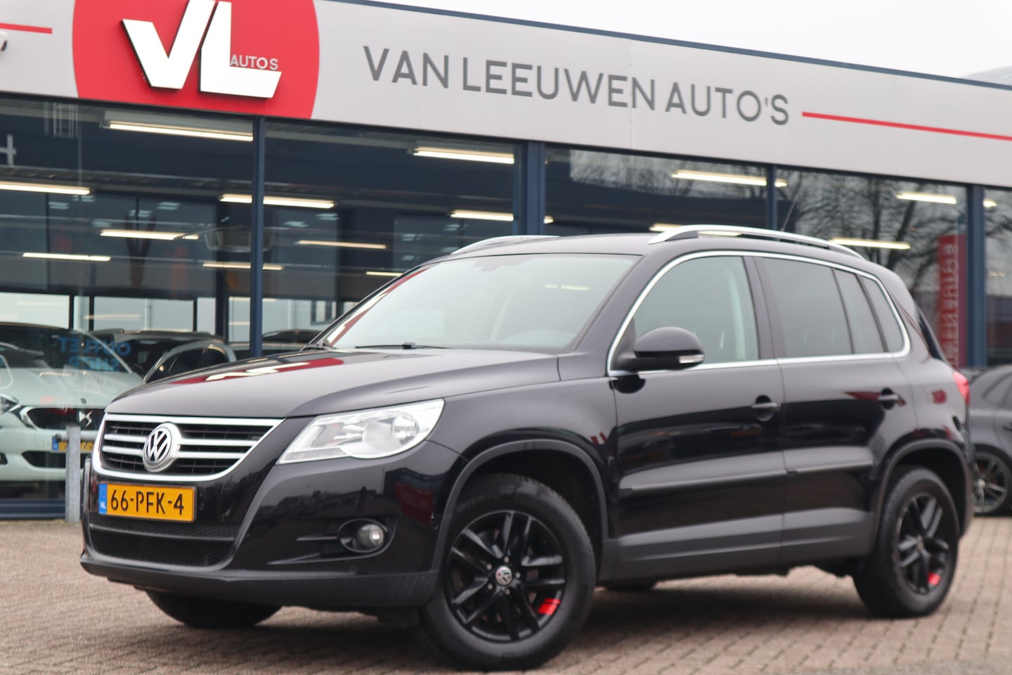 Volkswagen Tiguan - 1.4 TSI Sport&Style | Nieuw Binnen | Navigatie | Climate Control | Trekhaak | APK 09-11-20 - AutoWereld.nl