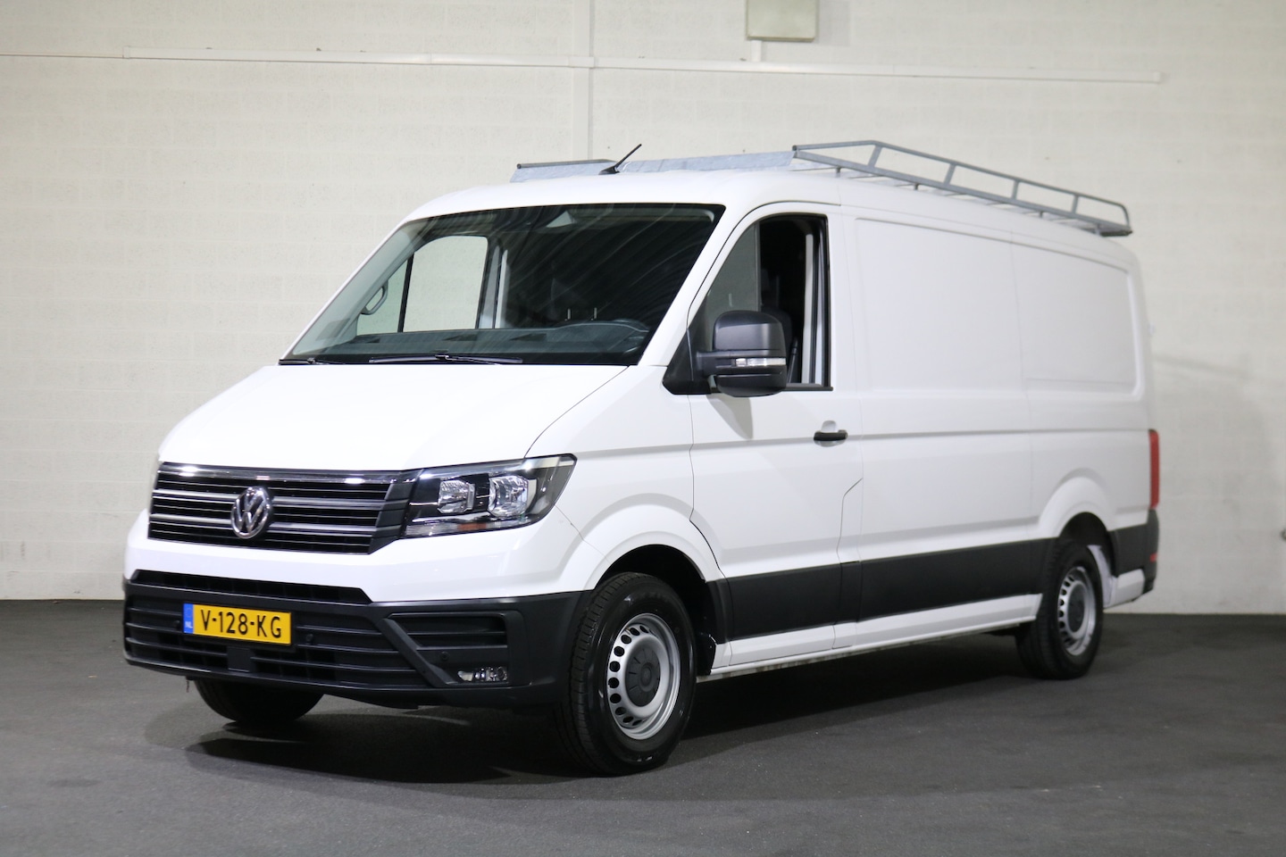 Volkswagen Crafter - 2.0 TDI 140pk L3 H2 Airco Imperiaal Trap Trekhaak 3.000kg - AutoWereld.nl