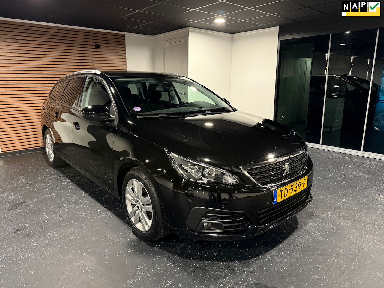 Peugeot 308 SW - 1.2 PureTech Blue Lease Executive NAVI/PANO/LED. - AutoWereld.nl