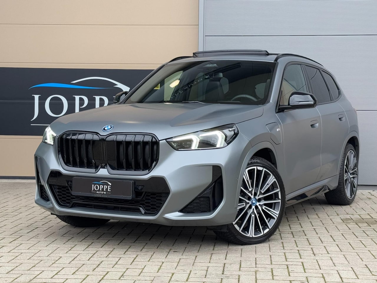 BMW X1 - XDrive30e High Exe |M Sport|Pano|Frozen|20inch|360cam|Shadowline|Leder - AutoWereld.nl