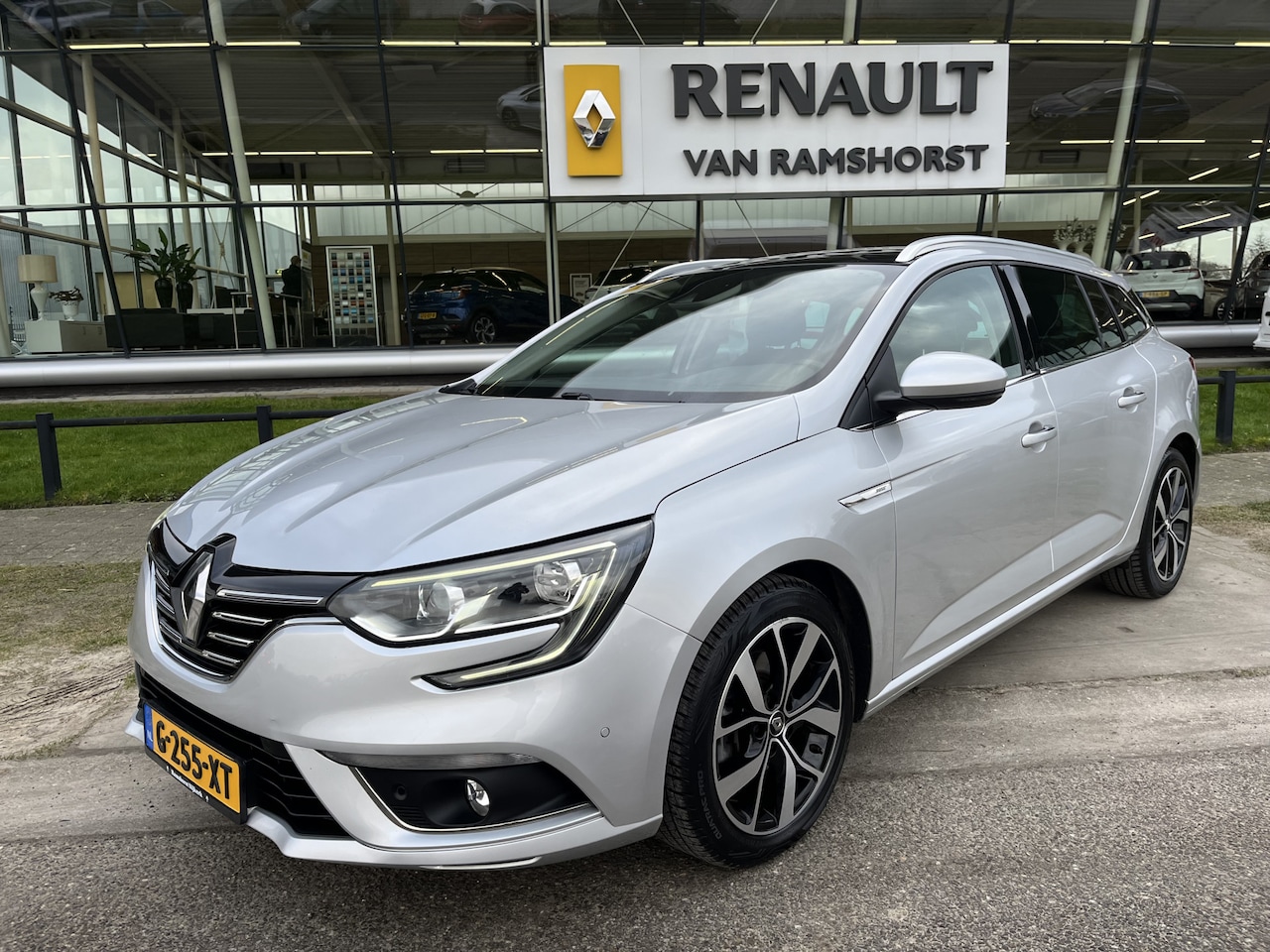 Renault Mégane Estate - 1.3 TCe 160 PK Bose / Dealer onderhouden/ Automaat / Trekhaak / Pano dak/ Camera / PDC V+A - AutoWereld.nl