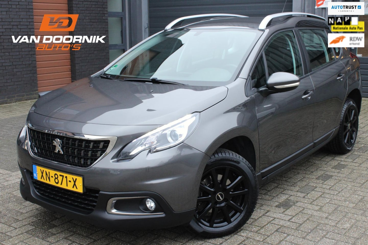 Peugeot 2008 - 1.2 PureTech Blue Lion Automaat/Navigatie/Trekhaak - AutoWereld.nl