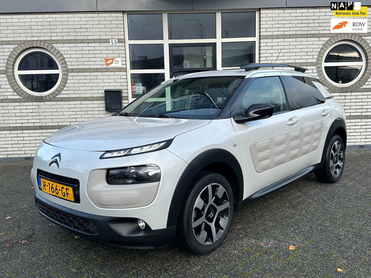 Citroën C4 Cactus - 1.2 PureTech Business Plus |Leder,Cam,Navi,Pano,Stoelvw| - AutoWereld.nl