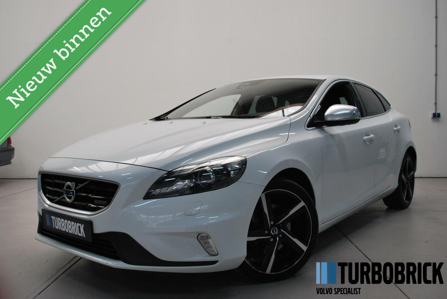 Volvo V40 - 1.6 T3 R-Design | Leder | 18" | Navi | PDC | Cruise - AutoWereld.nl