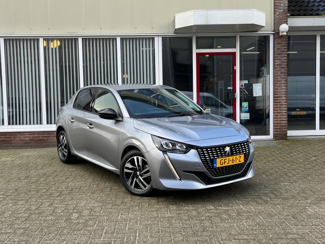 Peugeot 208 - 1.2 PureTech 100 Allure I Carplay I Camera I Clima I Navi - AutoWereld.nl