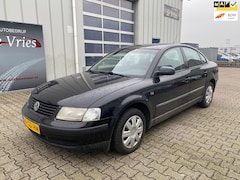 Volkswagen Passat - 1.8-5V Comfortline / Clima / Cruise / Trekhaak