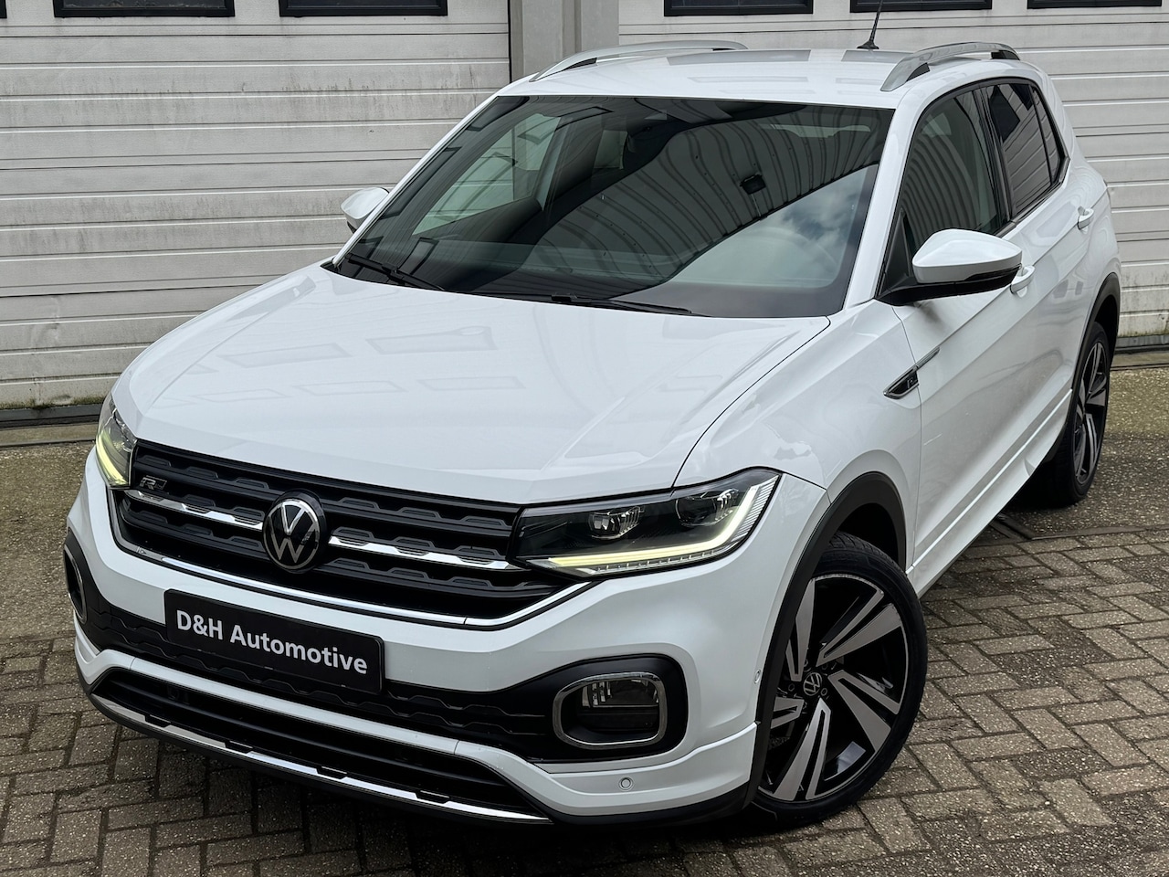 Volkswagen T-Cross - 1.0 TSI 3x R LINE automaat/xenon/led/front assist/Virtuel/Carplay/Camera/Acc/Navi - AutoWereld.nl