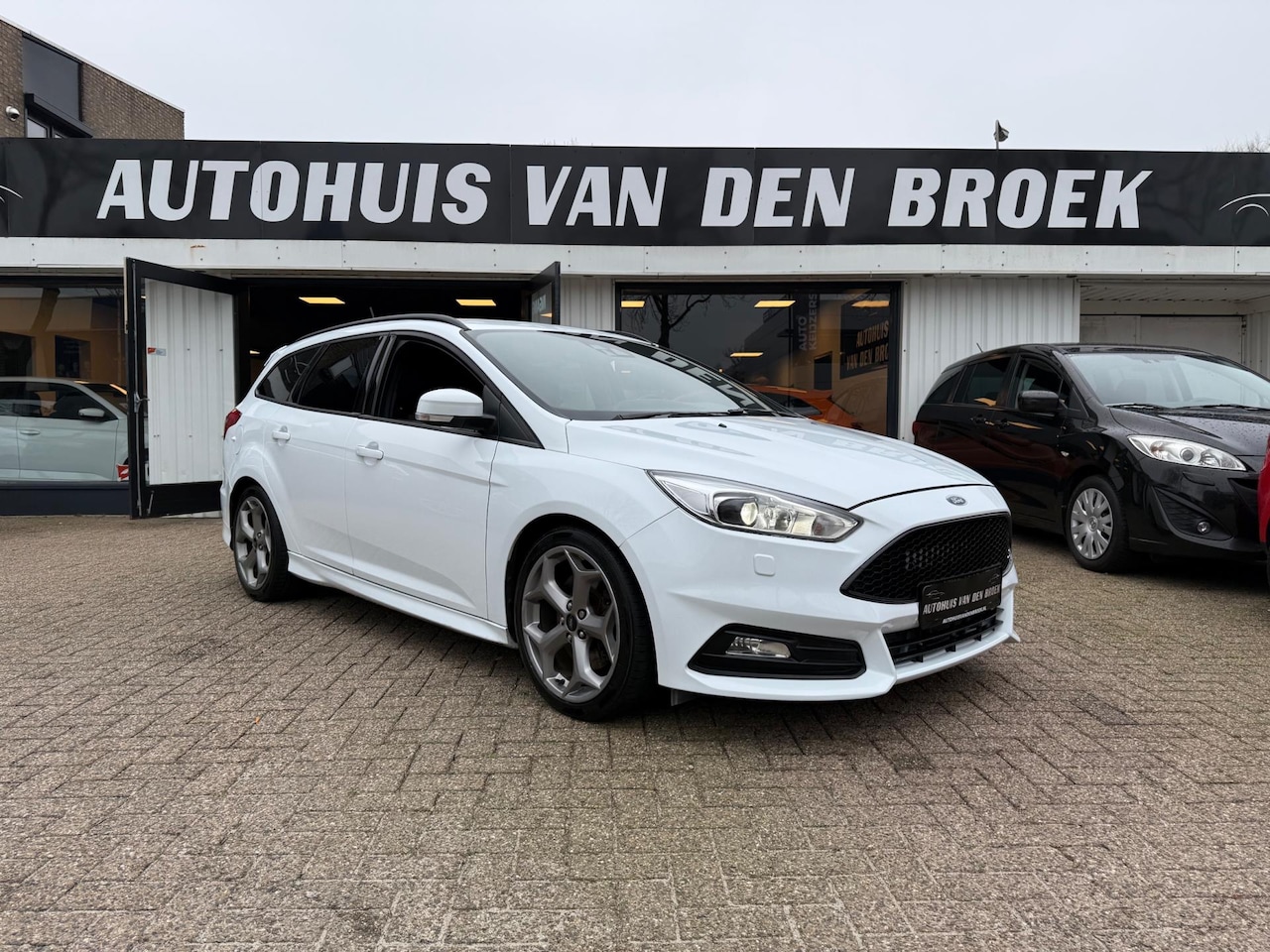 Ford Focus Wagon - 2.0 ST 250Pk Navi Cruise Climate Ctr Camera DAB Xenon Leer Elek Pakket Nw Apk - AutoWereld.nl