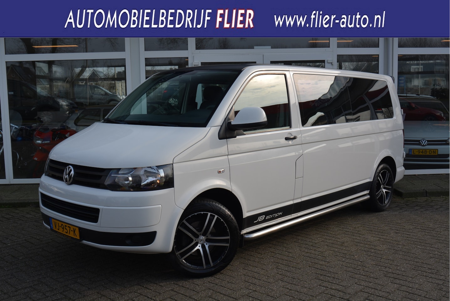 Volkswagen Transporter - 2.0 141PK TDI L2 DC Edition | 5-Pers | Trekhaak | Navi | Camera | - AutoWereld.nl