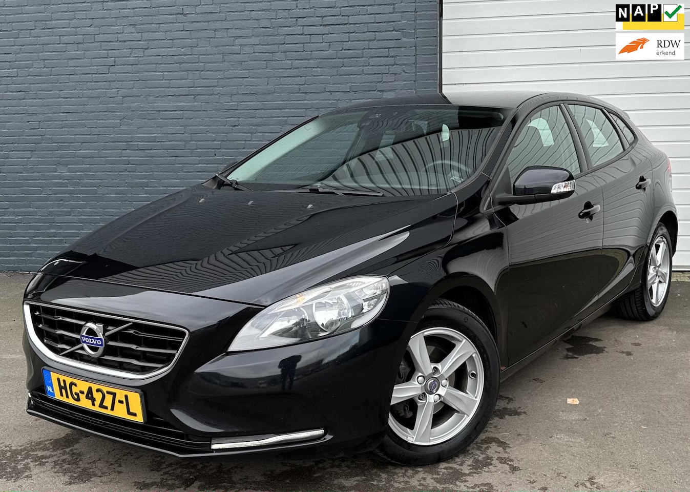 Volvo V40 - 1.6 D2 Momentum 2DEEIG/DEALERO-H/DISTRVERVANGEN - AutoWereld.nl