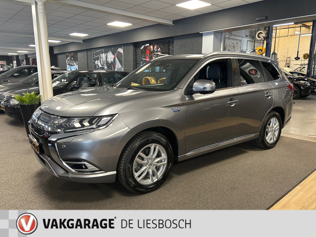 Mitsubishi Outlander - 2.4 PHEV Intense+ / Leder / 360camera / schuifdak / trekhaak / Rockford audio - AutoWereld.nl