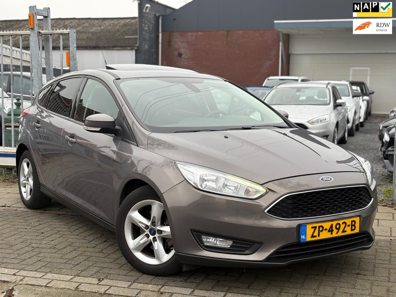 Ford Focus - 1.0 Titanium | Schuifdak | Trekhaak | Navi | Camera | Cruise control | - AutoWereld.nl