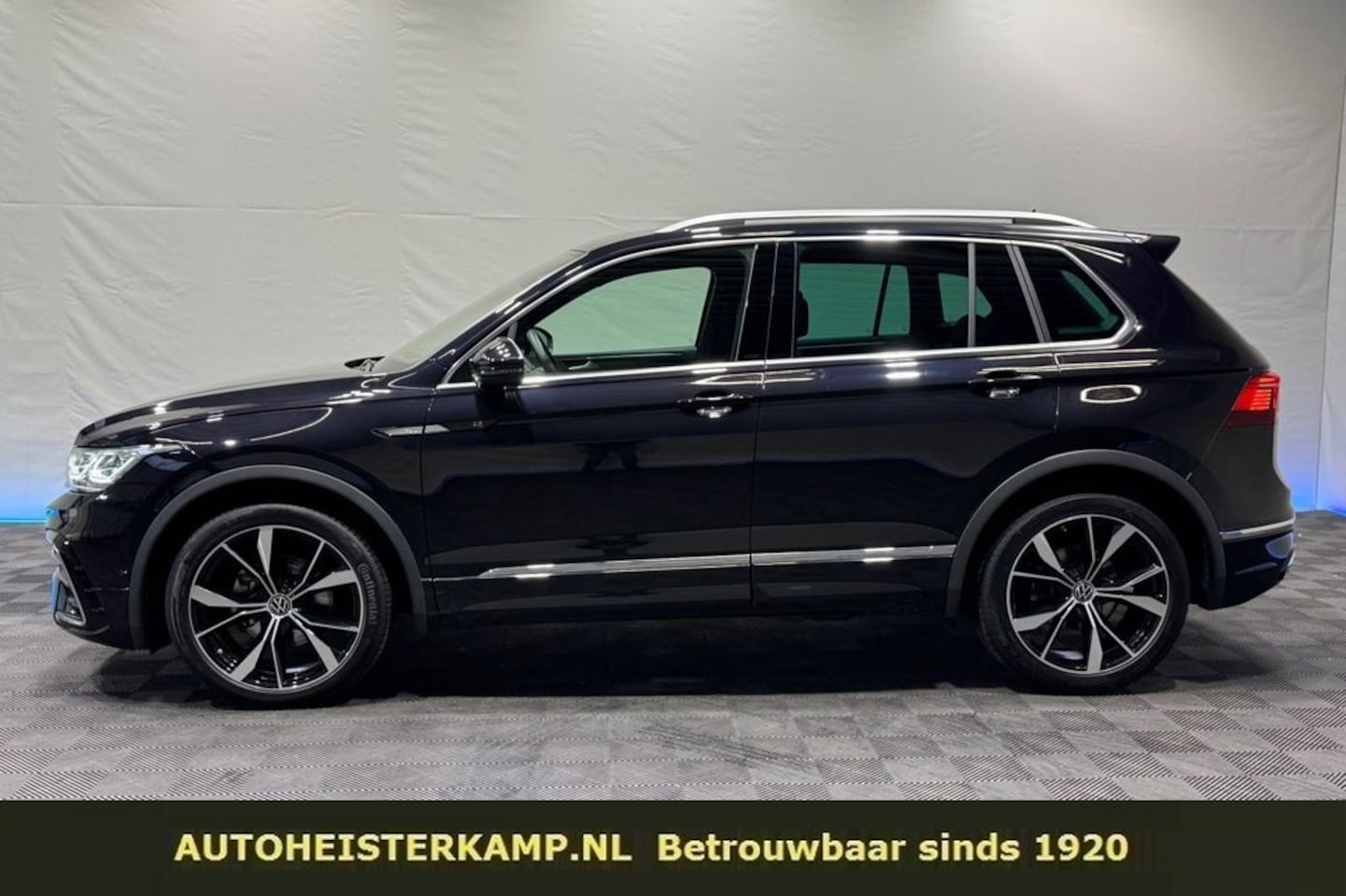 Volkswagen Tiguan - 2.0 TDI R-Line 150 PK DSG ACC Panoramadak Trekhaak Navi LED 20 Inch IQ Light - AutoWereld.nl