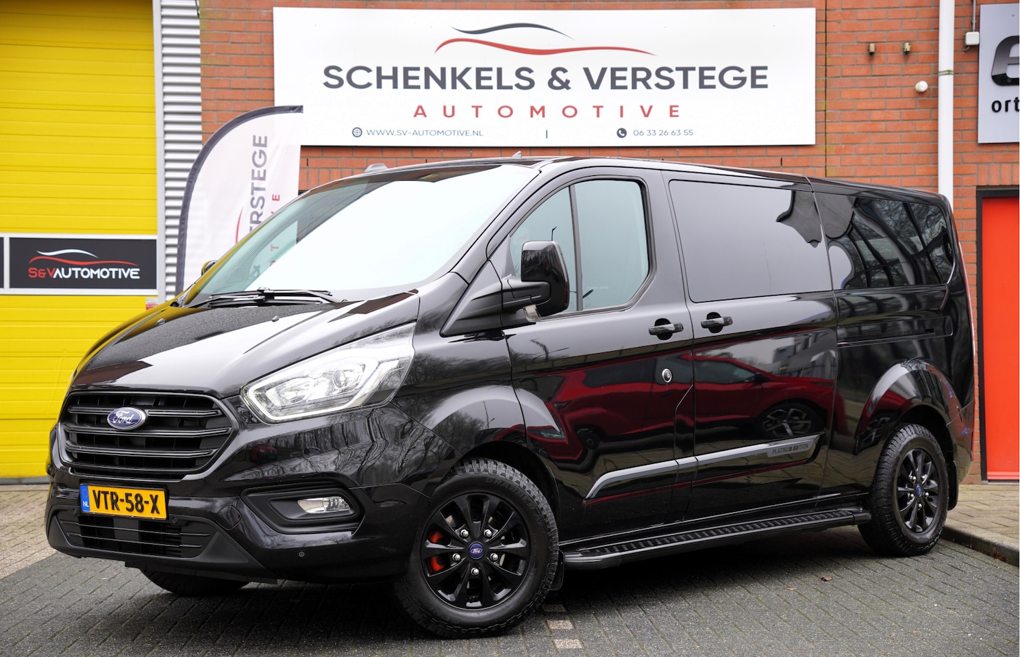 Ford Transit Custom - 320 2.0 TDCI L2H1 Platinum Edition DC / Automaat / leer / Camera / Trekhaak / Stoelverwarm - AutoWereld.nl