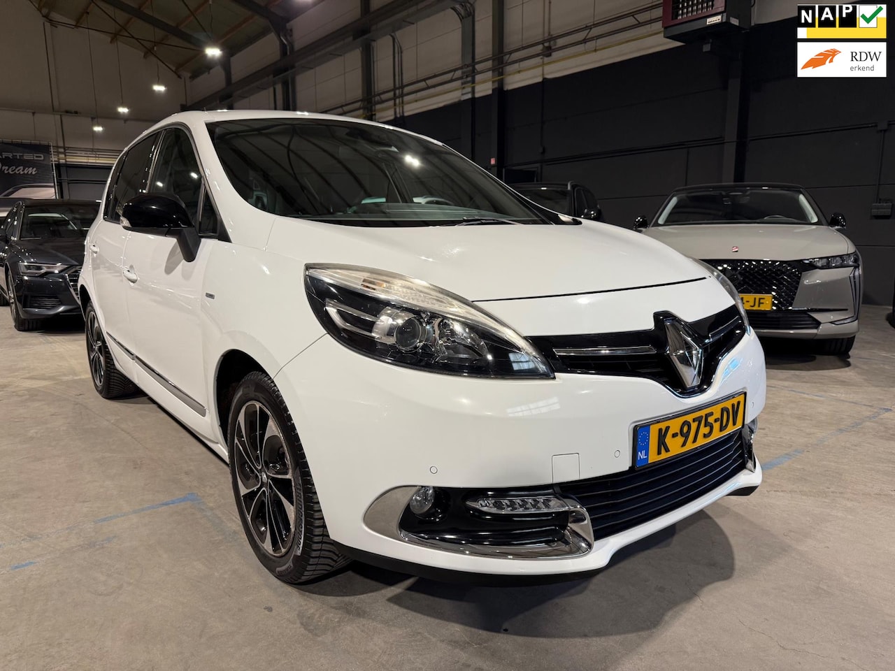 Renault Scénic - 1.2 TCe Bose - Navigatie - Camera - Clima - Cruise - Trekhaak - AutoWereld.nl