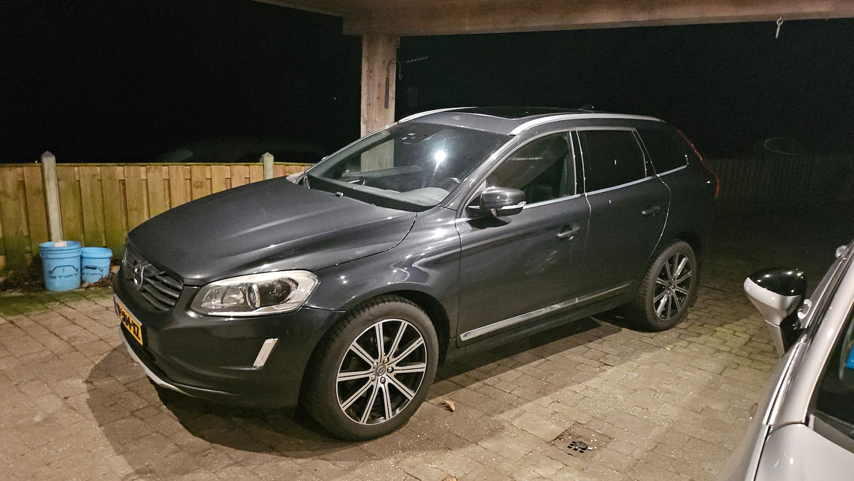 Volvo XC60 - xc60 d5 awd automaat  panoramadak grijs kenteken - AutoWereld.nl