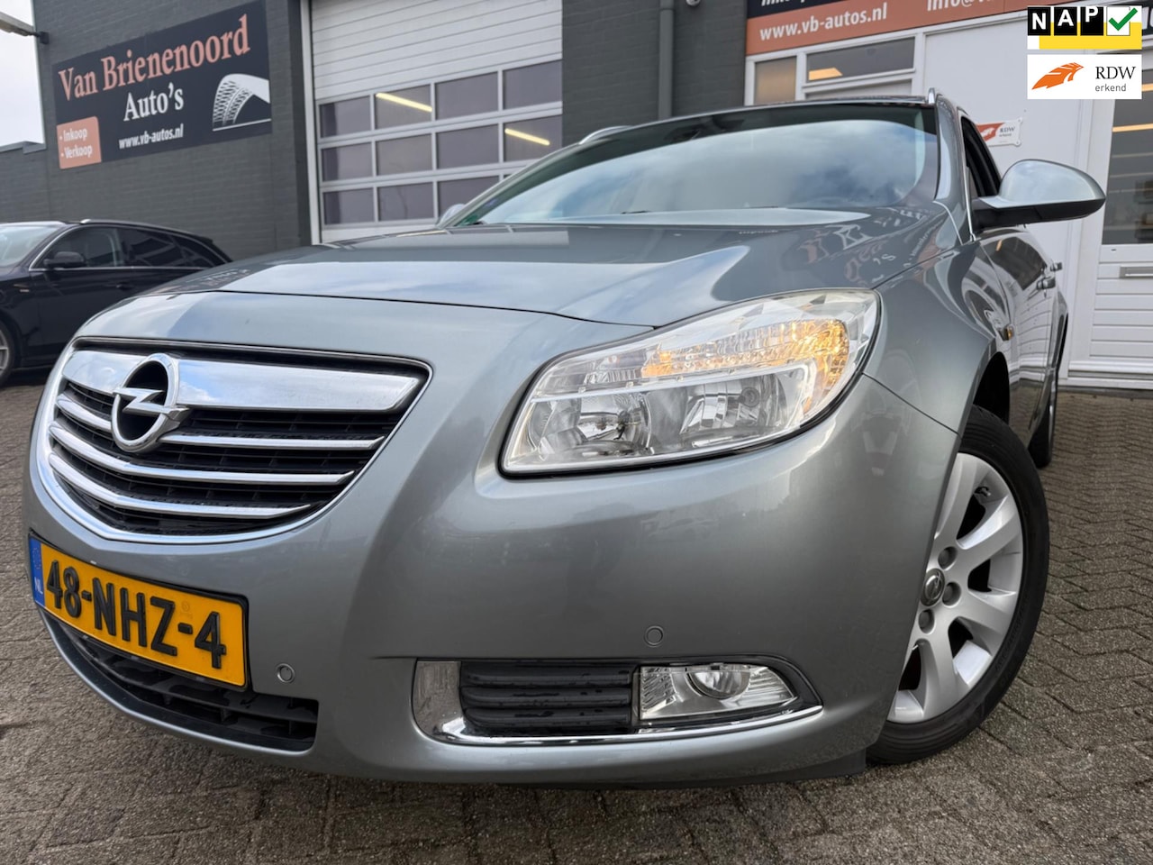 Opel Insignia Sports Tourer - 1.6 T Edition 6 bak met leer en parkeersensoren en trekhaak en navigatie en navigatie en b - AutoWereld.nl