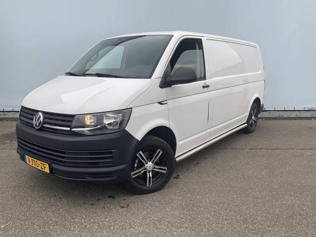 Volkswagen Transporter - 2.0 TDI L2H1 Airco Navi Trekhaak 2200 kg 3 Zits Alu Velg Euro 6 - AutoWereld.nl