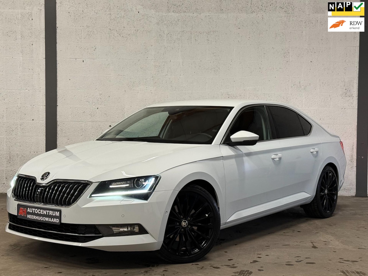 Skoda Superb - 1.8 TSI DSG Aut|Navi|Carplay|Camera|LED|Alcantara|Dealer Onderhouden !! - AutoWereld.nl