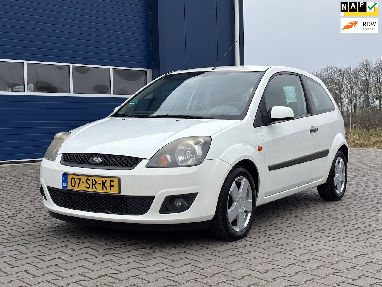 Ford Fiesta - 1.4-16V Futura XL | Nieuwe APK + Automaat | - AutoWereld.nl