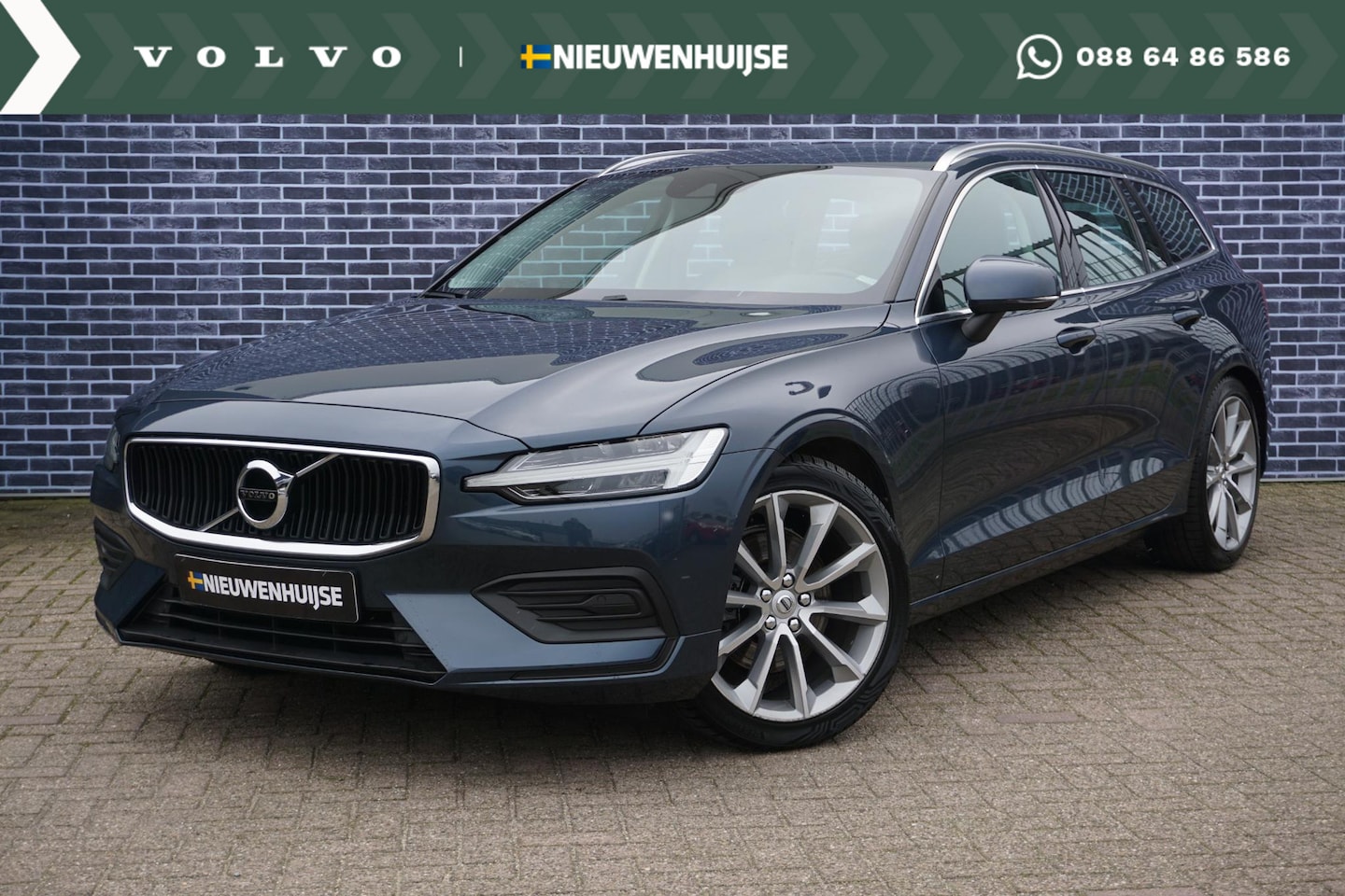 Volvo V60 - 2.0 T4 Momentum Pro | Leder | 19'' | Trekhaak | Alarm | Apple carplay | Camera | 4 season - AutoWereld.nl