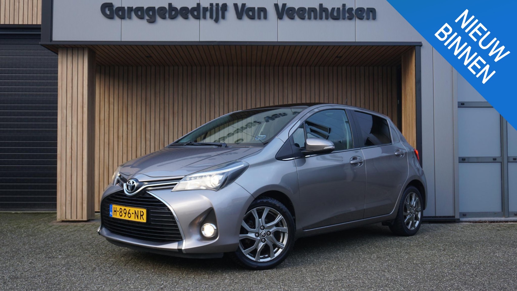 Toyota Yaris - 1.3 100pk 5Drs VVT-i Aspiration Pano.Dak Navi A-Camera  Keyless 16inch LM *Complete Yaris* - AutoWereld.nl