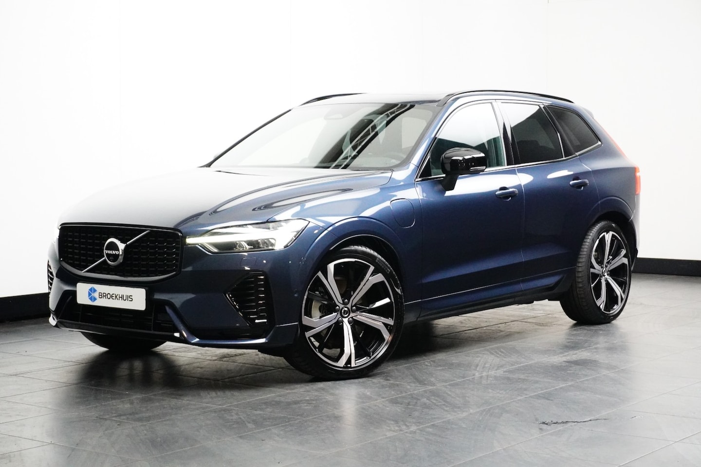 Volvo XC60 - T6 Plug-in hybrid AWD Ultimate Dark | achterbank verwarmd | alarmsysteem | audio installat - AutoWereld.nl