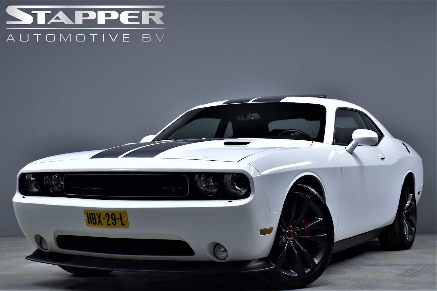 Dodge Challenger - 6.4 V8 Hemi 478pk SRT8 Automaat Schuifdak/Keyless/Navi/Leer/Alcantara/Stoelverw./Pdc/Lmv20 - AutoWereld.nl