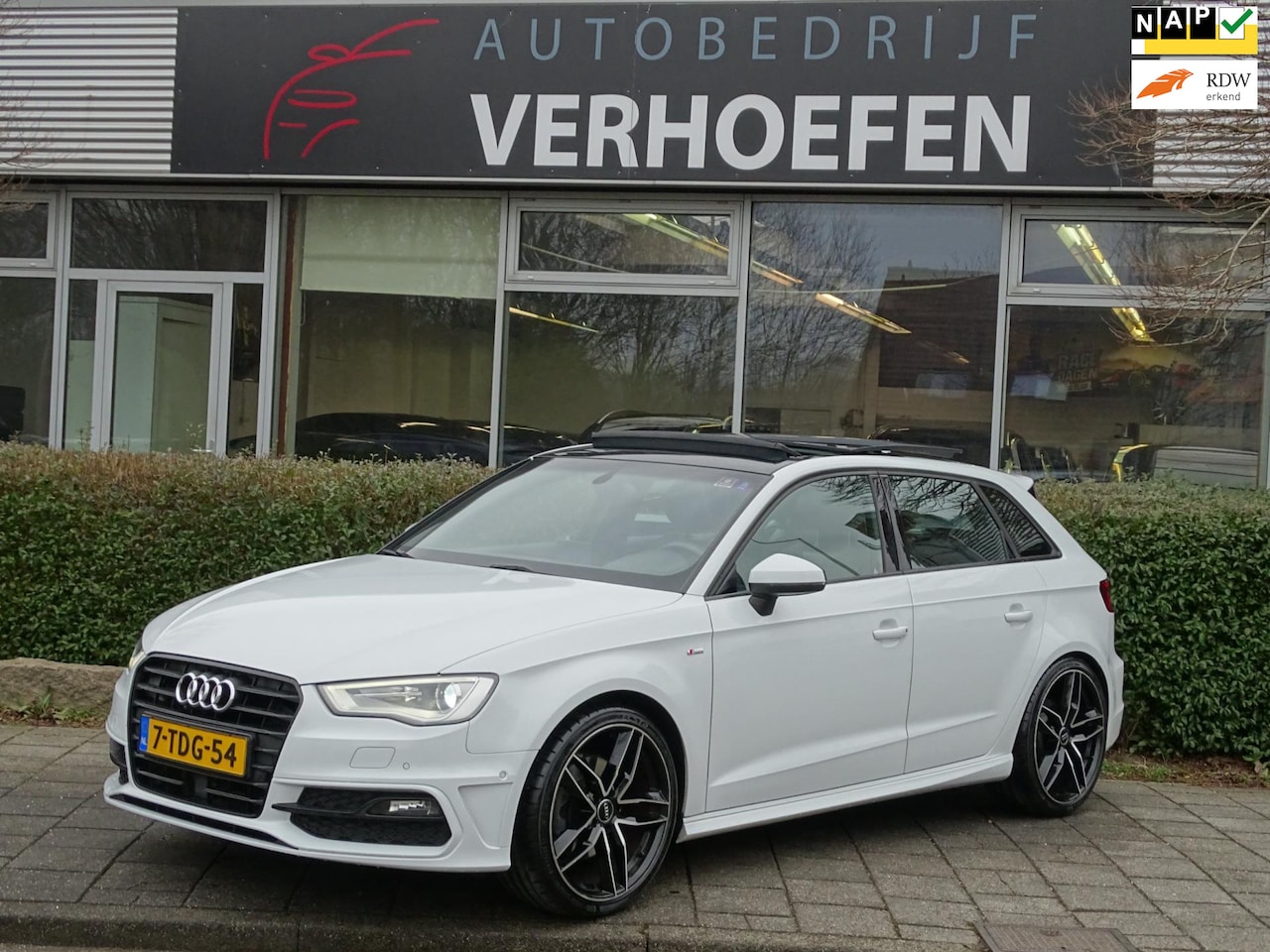 Audi A3 Sportback - 1.8 TFSI 3X S-LINE - PANORAMADAK - AUTOMAAT - VOL IN OPTIES ! - AutoWereld.nl