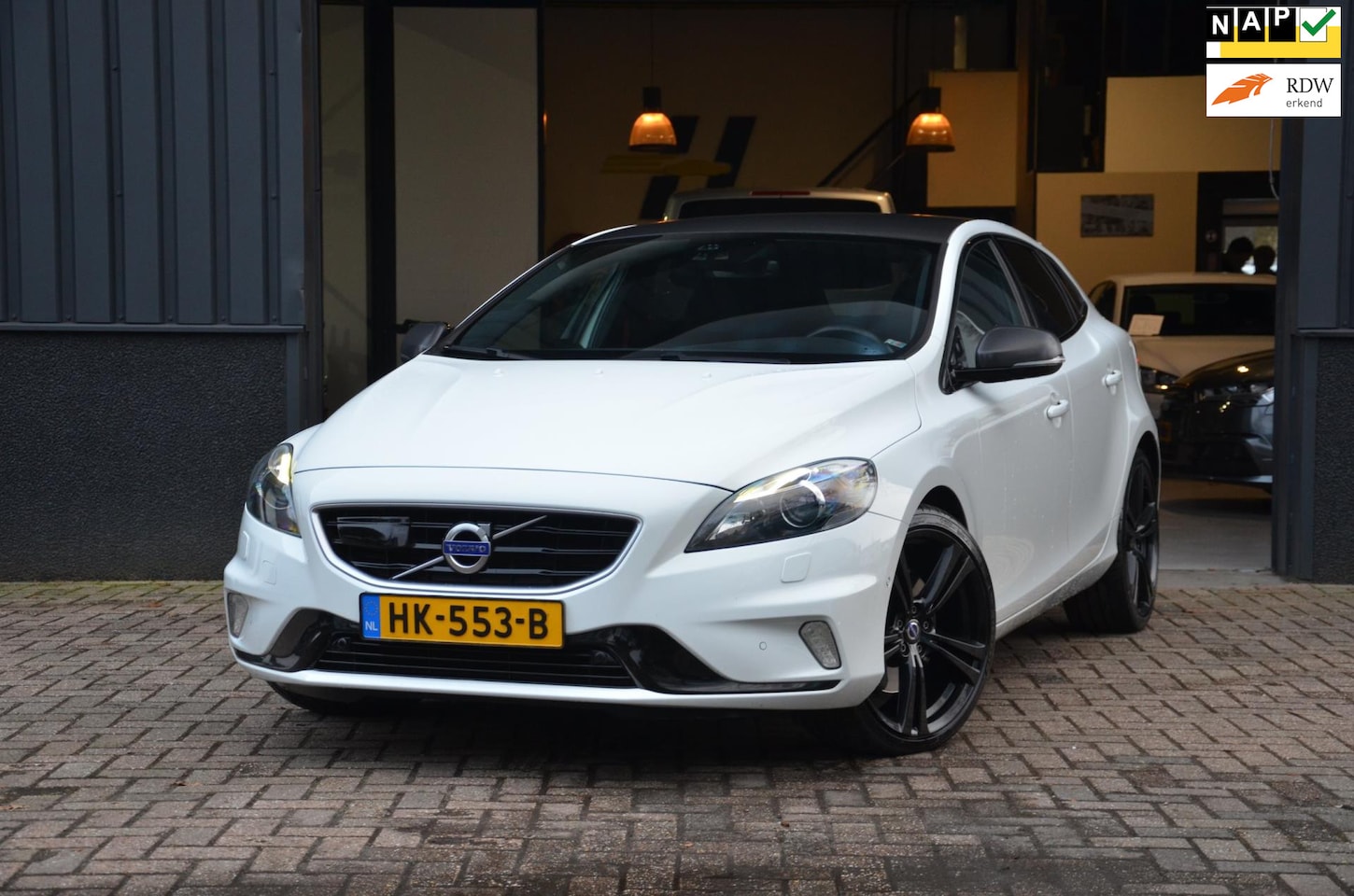 Volvo V40 - 2.0 D4 Carbon Edition UNIEK|AUT|MEM. SEATS|19inch - AutoWereld.nl