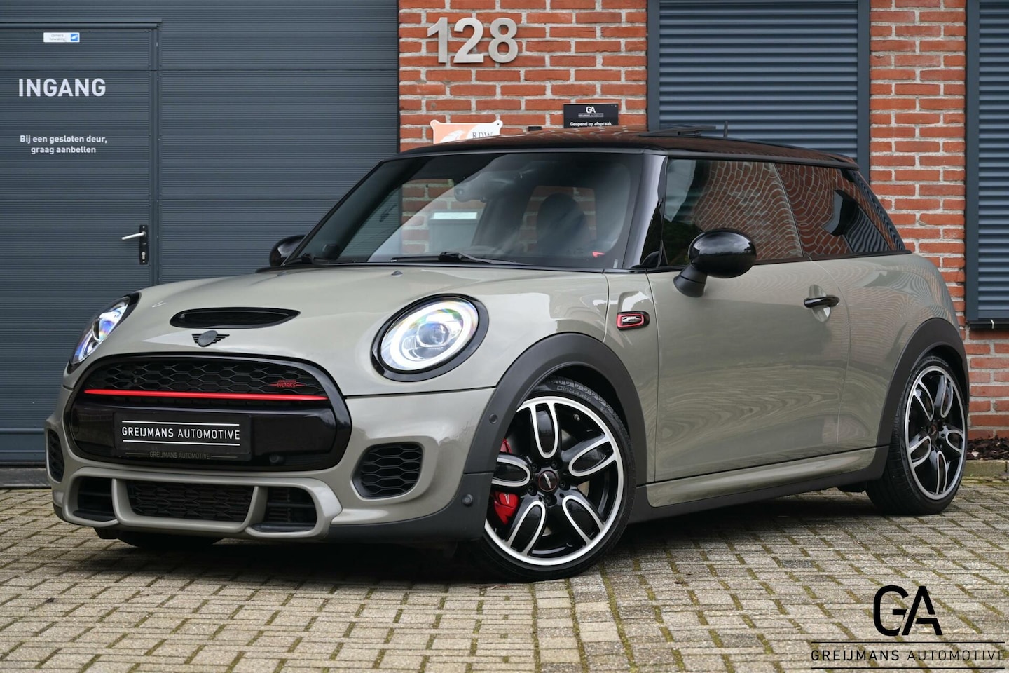 MINI John Cooper Works - Mini 2.0 Works|REMUS|H&K|PANORAMADAK|SPORTSTOELEN - AutoWereld.nl