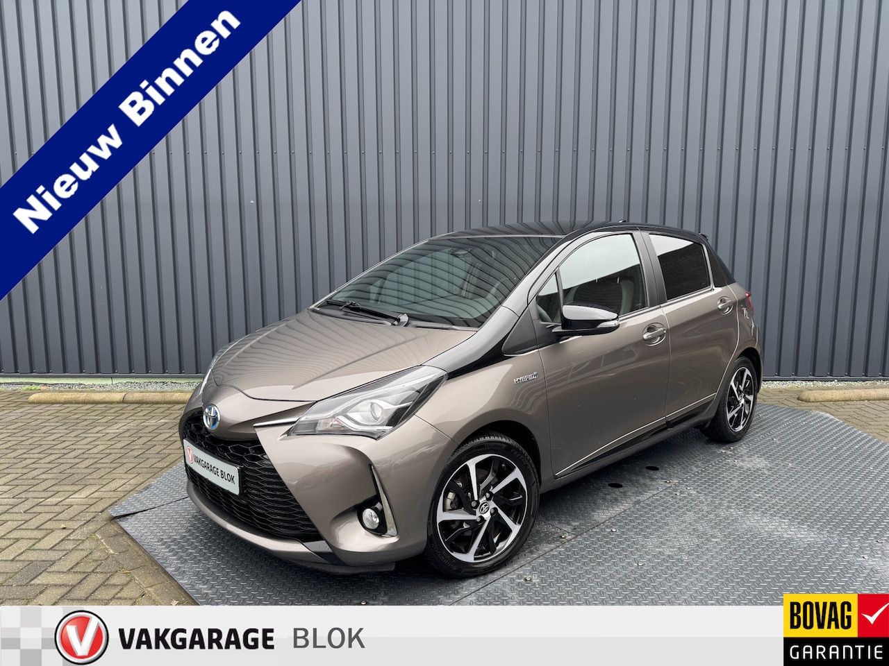 Toyota Yaris - 1.5 Hybrid Bi-Tone Plus | Oxide Bronze | Pano dak | Apple Carplay/Android auto | Rijklaar! - AutoWereld.nl