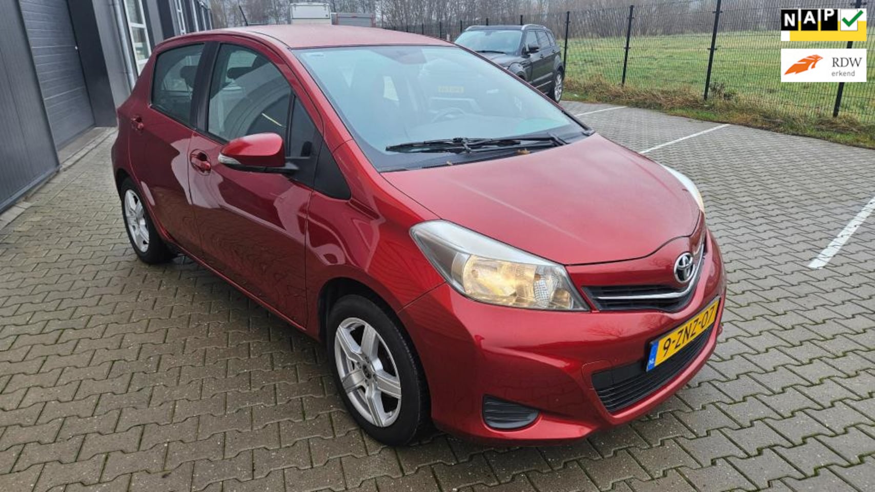 Toyota Yaris - 1.0 VVT-i Comfort Navigatie Achterruitrijcamera Trekhaak Metallic 5-Deurs Electrische Spie - AutoWereld.nl