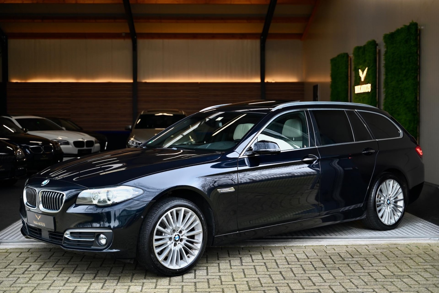 BMW 5-serie Touring - 528xi High Executive - Individual - Nieuwprijs €99.195,- - ACC - 360 Camera - Soft-Close - AutoWereld.nl