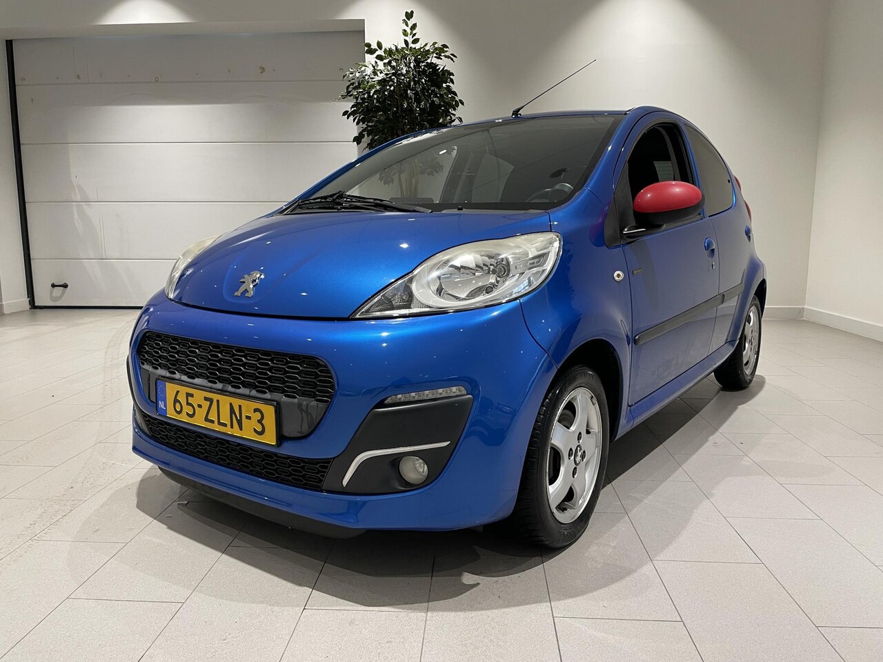 Peugeot 107 - 1.0 Sportium 68 PK | Airco | Toerentalsensor | Getinte Ruiten | AUX | CD-speler | - AutoWereld.nl