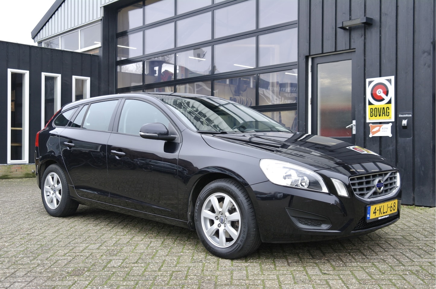 Volvo V60 - 1.6 T3 Kinetic | NL-Auto | Carplay | Trekhaak | Cruise - AutoWereld.nl