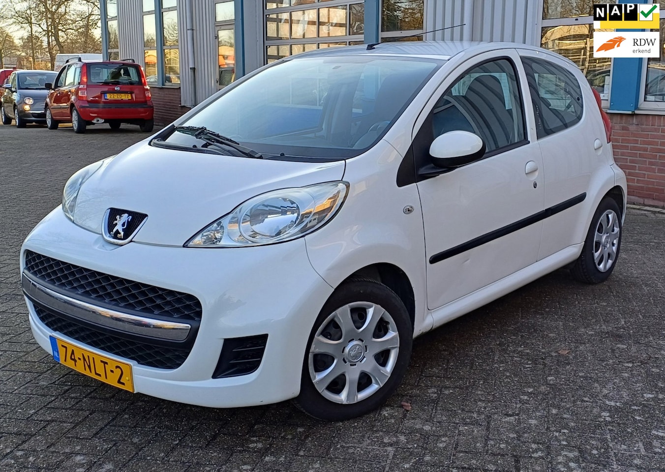 Peugeot 107 - 1.0-12V Urban Move 5deurs,airco - AutoWereld.nl