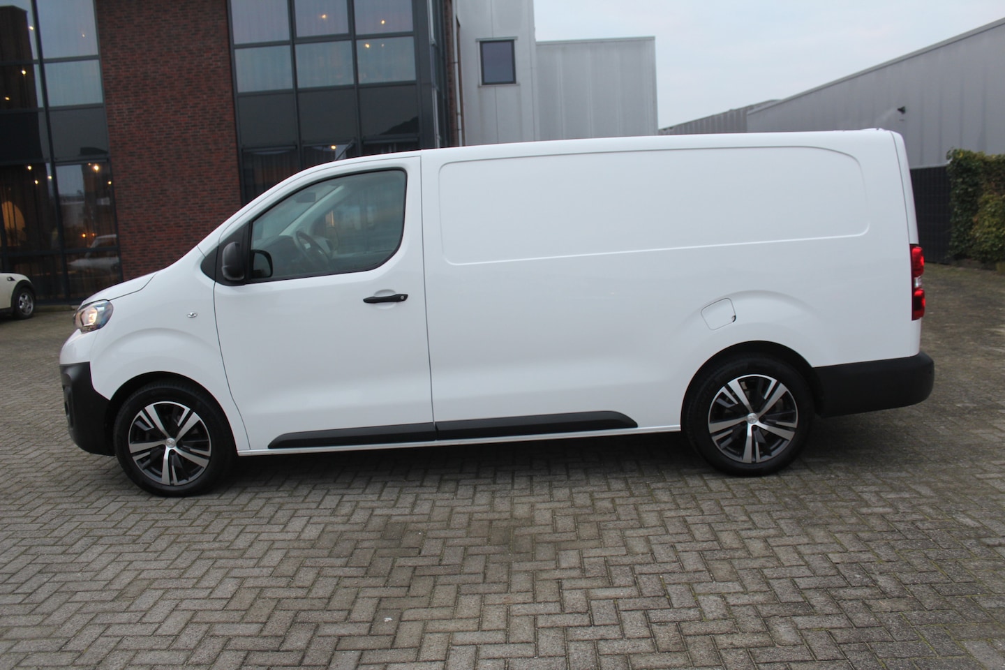 Peugeot Expert - 2.0 BlueHDI 145 L3 Airco-Cruise-Navi-Camera-Trekhaak-Grip Control-Dodehoek Detectie 11.000 - AutoWereld.nl