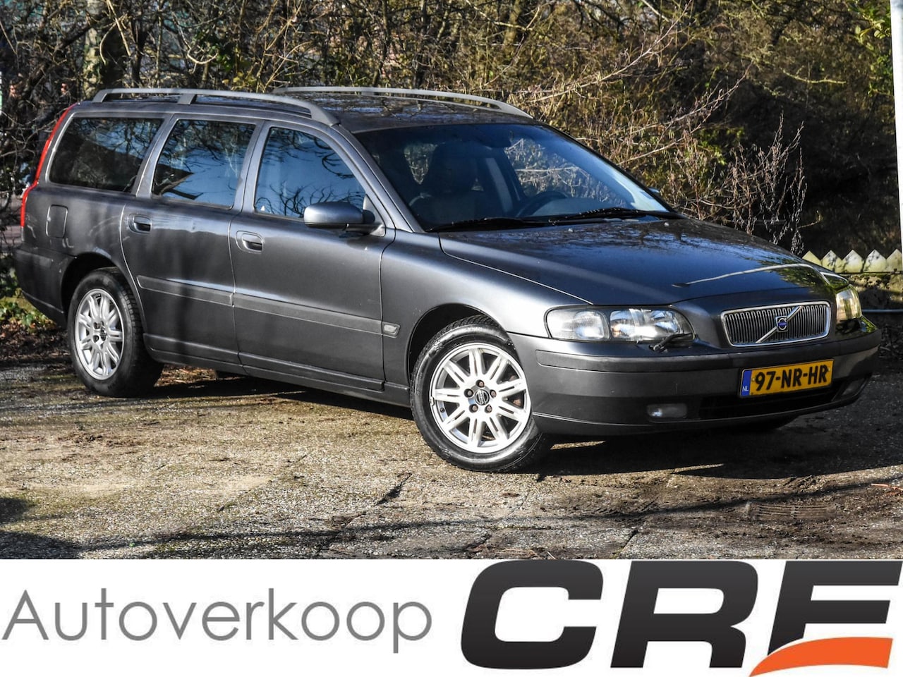 Volvo V70 - 2.4 Comfort Line automaat / airconditioning / cruise control / stoelverwarming / trekhaak - AutoWereld.nl