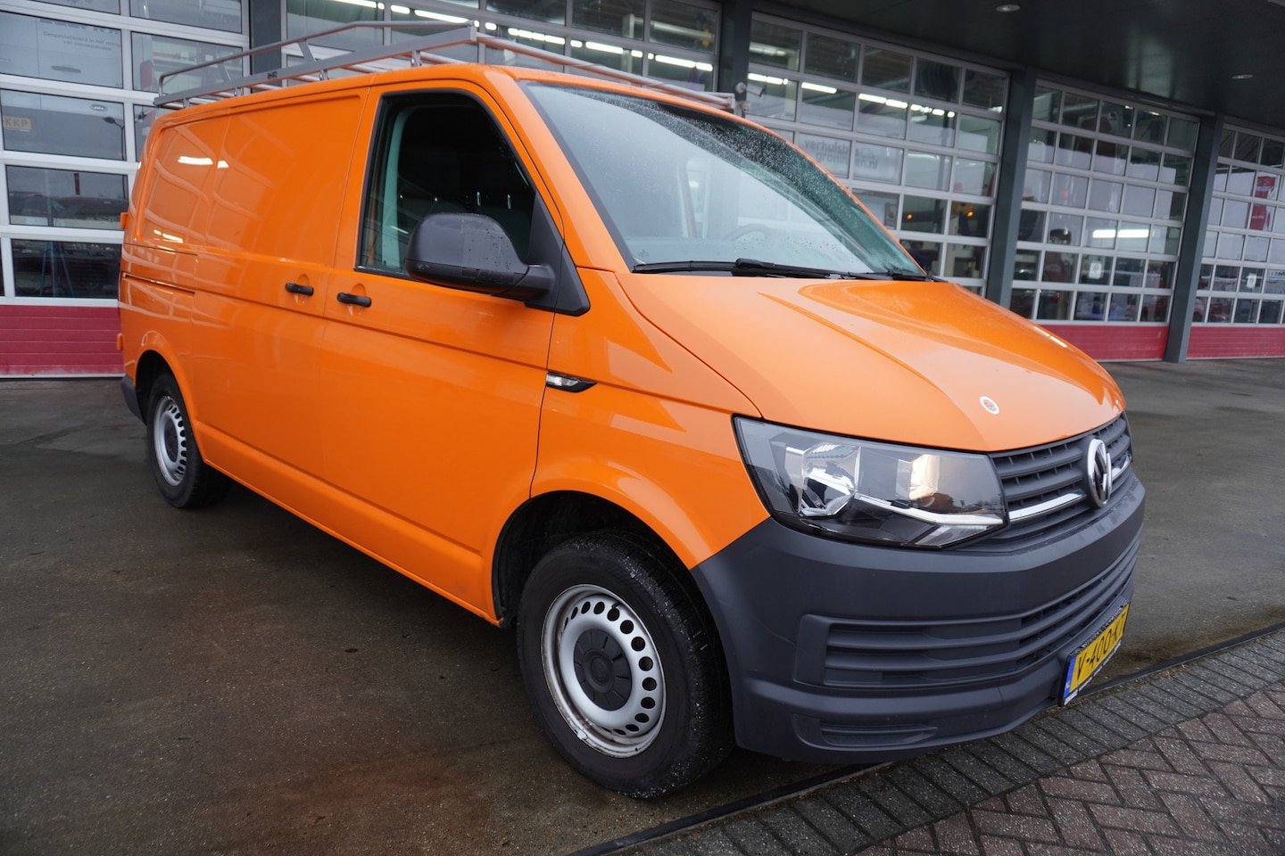 Volkswagen Transporter - 2.0 TDI L1H1 Trendline nr. V139 | Airco | Navi | Cruise | Trekhaak - AutoWereld.nl