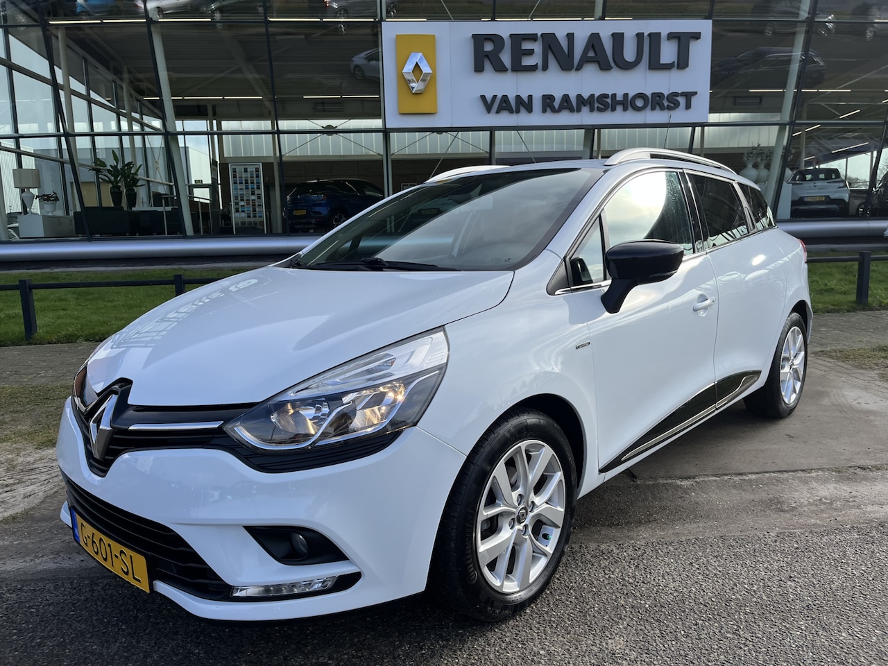 Renault Clio Estate - 0.9 TCe Limited / Keyless / Apple Carplay - /Climate control/PDC. Achter / Navi / - AutoWereld.nl