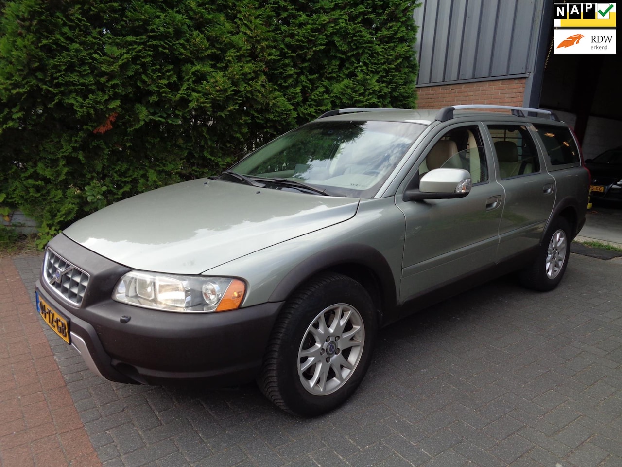 Volvo XC70 - 2.4 D5 Momentum 2.4 D5 Momentum,Navi,Leder,PDC,Cruise control - AutoWereld.nl