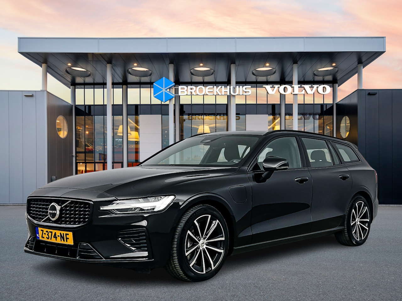 Volvo V60 - T6 Recharge AWD Plus Dark | Panoramadak | Sportstoelen | Harman Kardon | 360 Camera | Trek - AutoWereld.nl