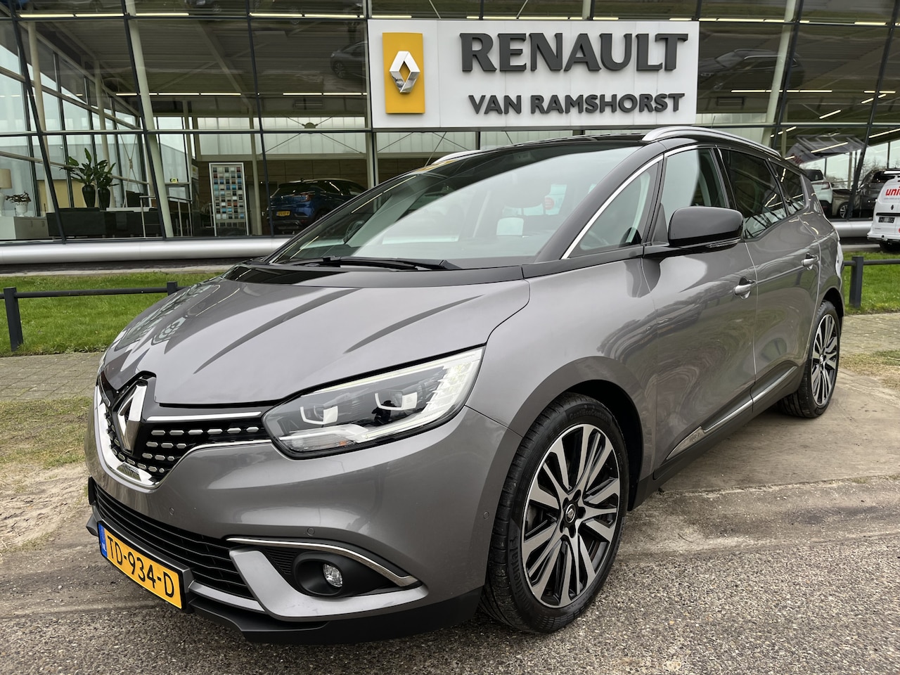 Renault Grand Scénic - 1.3 TCe 160 PK Initiale Paris 7-Persoons / Automaat / Leder / Stoelverw. / Camera / PDC V+ - AutoWereld.nl